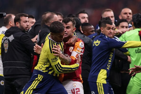 Çmenduri në derbin e Stambollit  shpërthen një përleshje masive