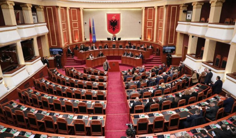 Kuvendi mblidhet sot pas përplasjeve mes mazhorancës dhe opozitës  në rend dite 12 projektligje