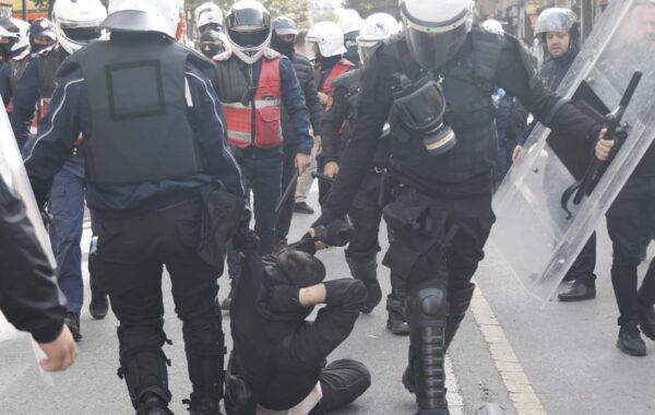 Policia kritikohet për kontrollin e telefonave të protestuesve në shkelje të ligjit