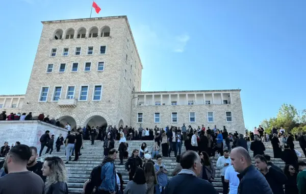 Pedagogët dhe absurdi i qeverisë kujdestare