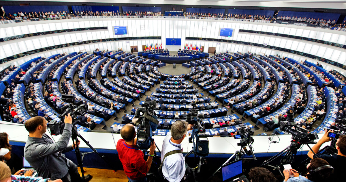 12 eurodeputetë