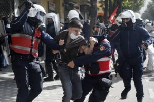 gjatë protestave