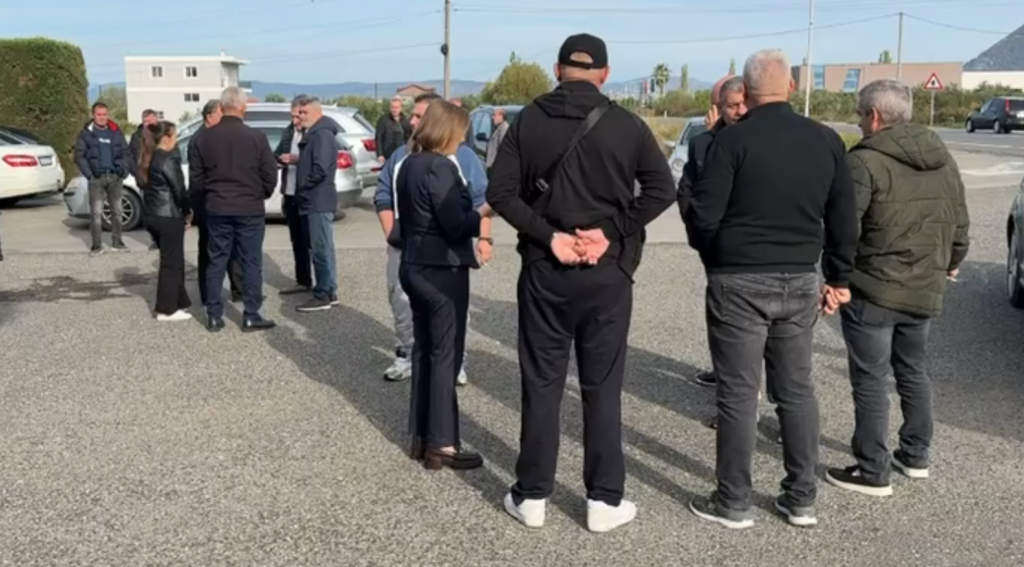 Demokratët e Lezhës  Shkodrës dhe Fierit nisen drejt Tiranës për protestën e PD së në mbështetje të studentëve