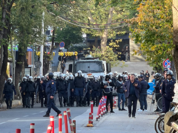Protestuesit marshojnë drejt Drejtorisë së Policisë  vijon hedhja e gazit  qëllohet me gur ndaj policisë