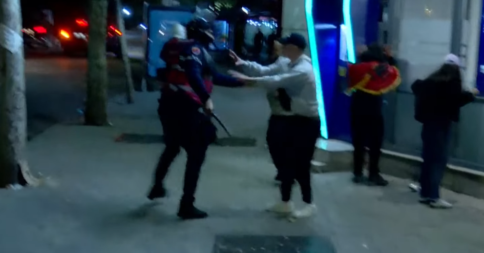 Kaosi gjatë protestës  Policia shoqëron protestues në zona të ndryshme të Tiranës
