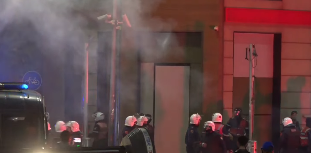 Kaos në rrugën e Dibrës  policia tenton t i largojë protestuesit  ata kundërpërgjigjen me gurë e flakadanë