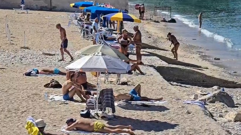 Moti i ngrohtë zgjat sezonin  plazhet e Vlorës të mbushura me turistë edhe në tetor
