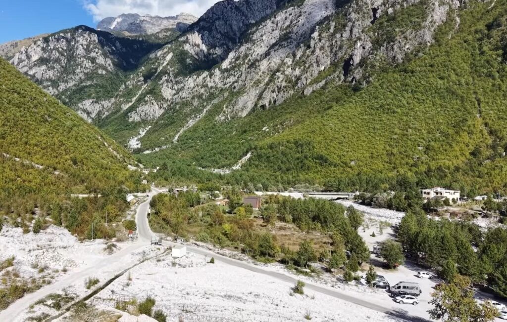 Turistët e huaj vijojnë të frekuentojnë Alpet edhe në tetor  problem mbeturinat