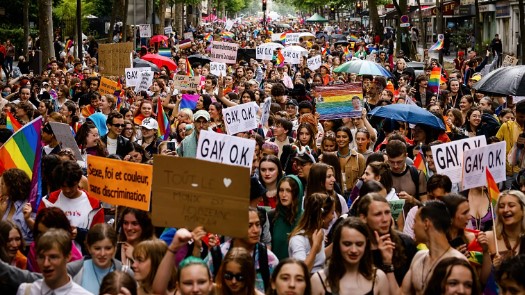 Mijëra njerëz marshojnë në rrugët e Parisit për të drejtat LGBTQ 