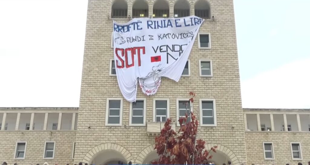  Rroftë rinia e lirë   studentët shpalosin banderolën te Universiteti i Politeknikut