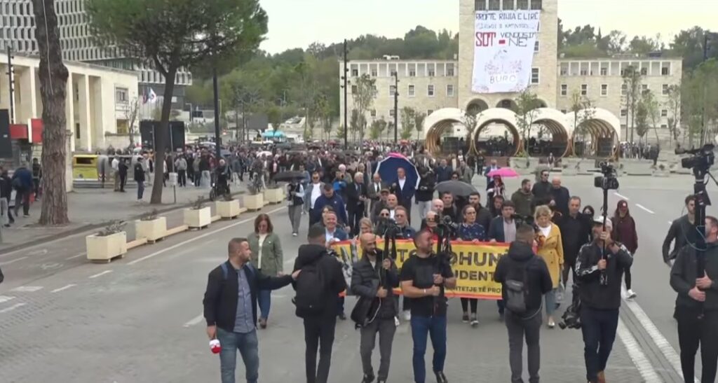 Me banderolën  Stop dhunës   studentët dhe pedagogët nisin marshimin drejt Kryeministrisë