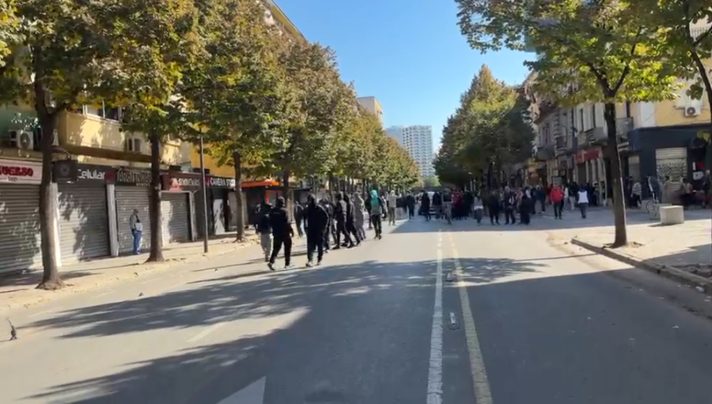 Nis grumbullimi i protestuesve në Tiranë  marshojnë drejt Ministrisë së Arsimit