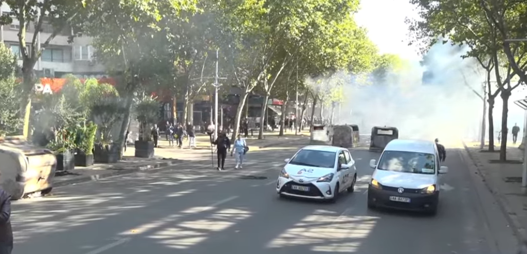 Protestuesit zhvendosen në hyrje të Rrugës së Dibrës  u vënë flakën kazanëve të mbeturinave