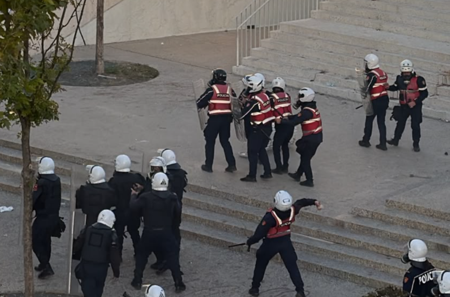 Protestuesit zmbrapsin policinë pranë Piramidës  efektivët goditen me gurë  VIDEO 