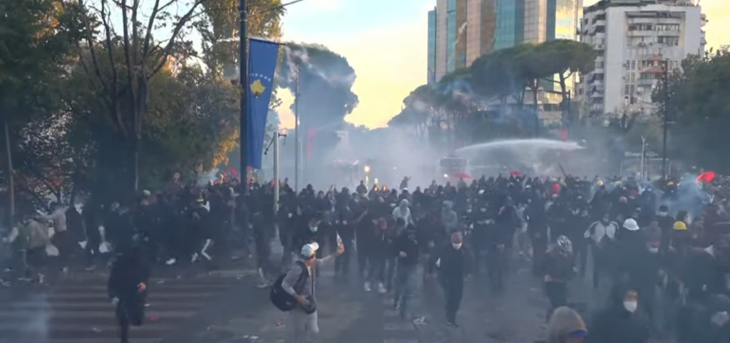 Policia ndërhyn ndaj protestuesve  dhjetëra forca dhe autoboti me ujë vënë përpara turmën
