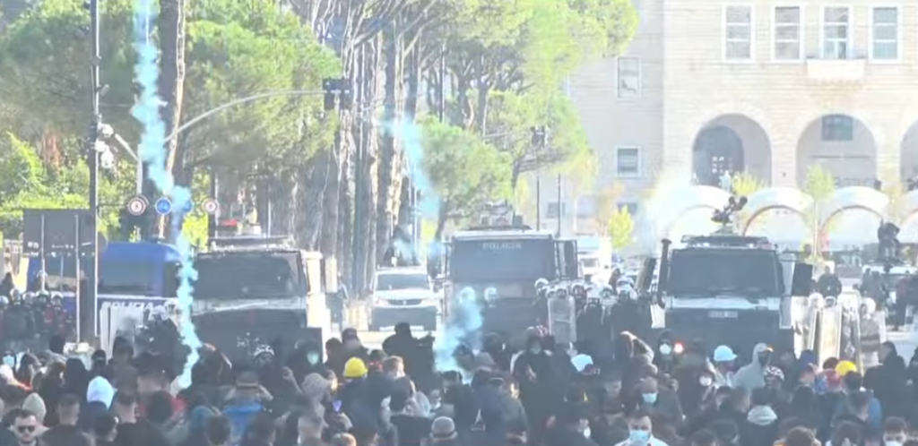 Tensione pranë Kryeministrisë  protestuesit qëllojnë me gurë autobotët e ujit  policia kundërpërgjigjet me gaz lotsjellës dhe ujë