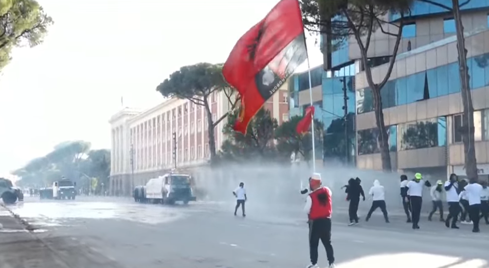 Policia përdor tre autobotë uji  shpërndan protestuesit nga bulevardi  VIDEO 