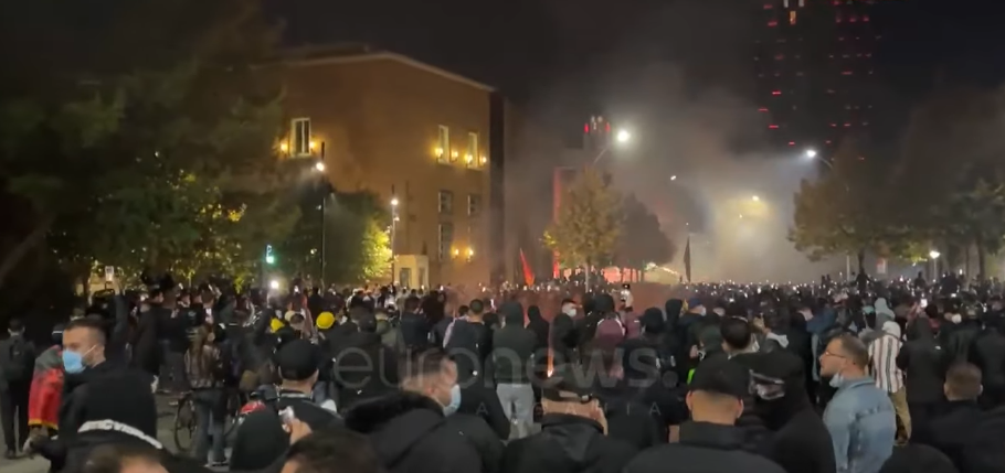 Fishekzjarrë drejt selisë së PS së  protestuesit grumbullohen pranë Bankës së Shqipërisë