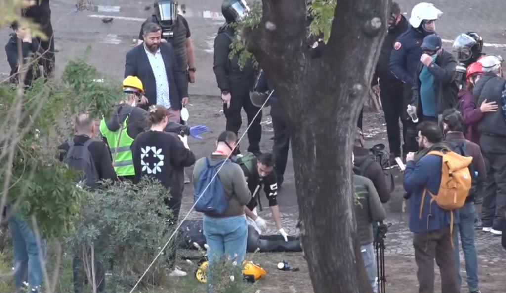Një person mbetet pa ndjenja në bulevard  protestuesit i japin ndihmën e parë  VIDEO 