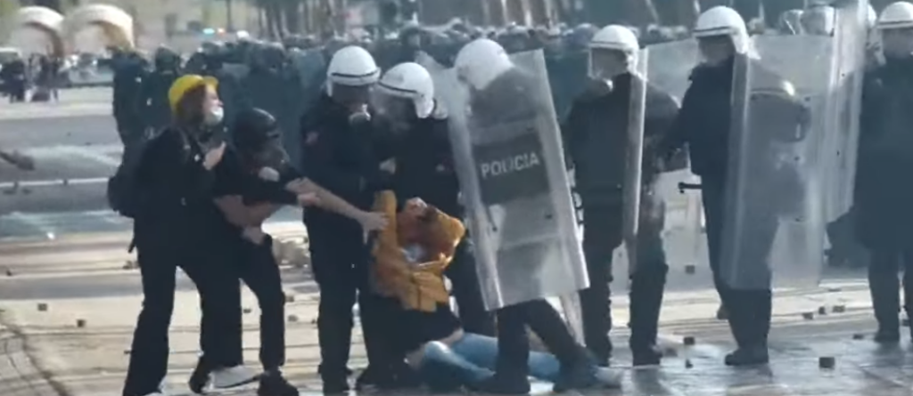 Incident në protestë  qytetari shtrihet në bulevard dhe refuzon të largohet