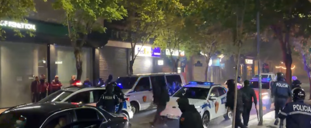 Policia ndërhyn me shumë automjete te  Mine Peza  për arrestime  protestuesit  shpëtojnë  duke u shpërndarë në rrugica