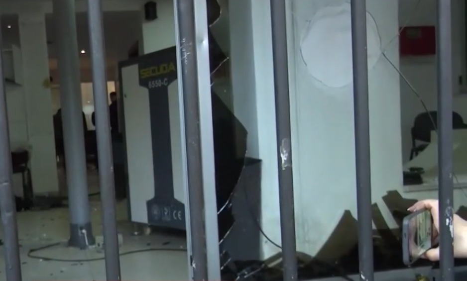Dëmtuan me sende të forta dyert dhe dritaret e Gjykatës së Apelit  arrestohen 5 persona  Në kërkim 15 të tjerë