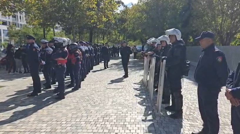 Bllokohet hyrja te gjimnazi  Ali Demi  në Vlorë  nxënësit nuk lejohen të dalin nga shkolla  Forca të shumta policie
