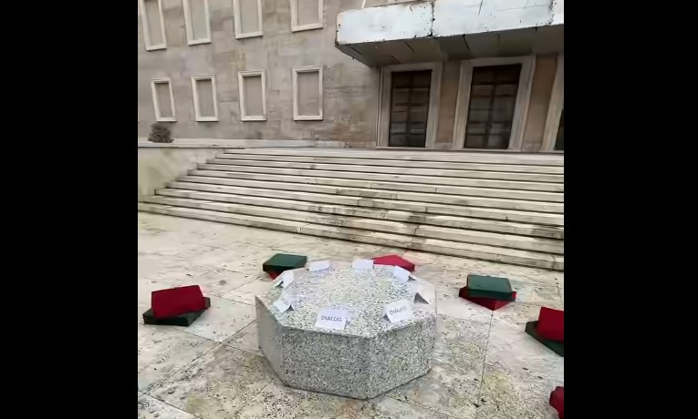 Tavolinë prej guri para Kryeministrisë  Rama fton sërish studentët për dialog