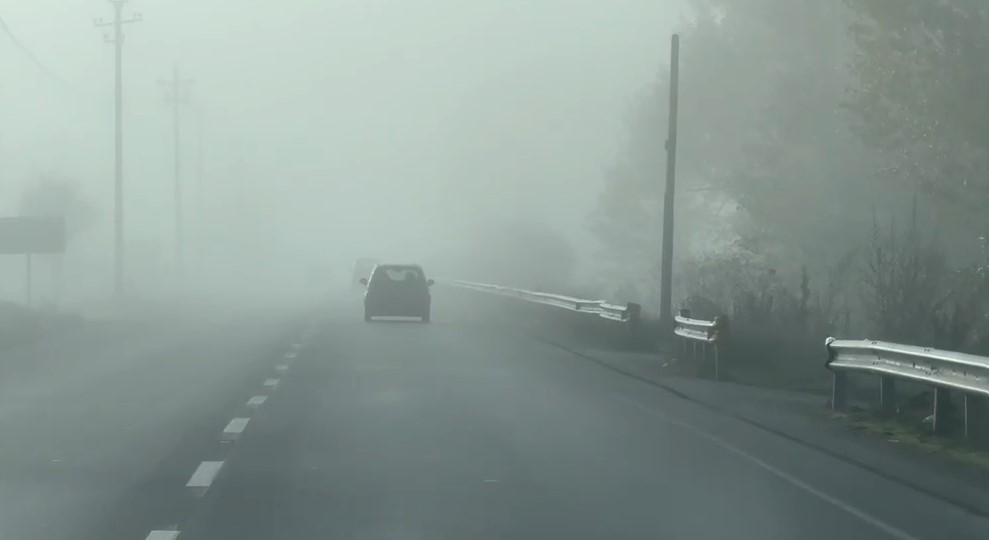Mjegulla përfshin juglindjen  policia apel shoferëve për kujdes në rrugë  VIDEO 