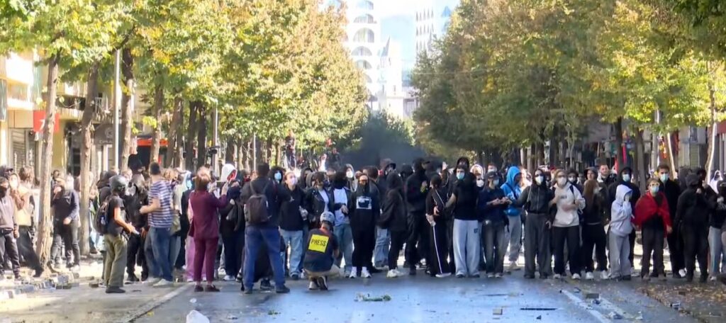 Vajzat në rreshtin e parë të protestës  lidhen krah për krah para Ministrisë së Arsimit