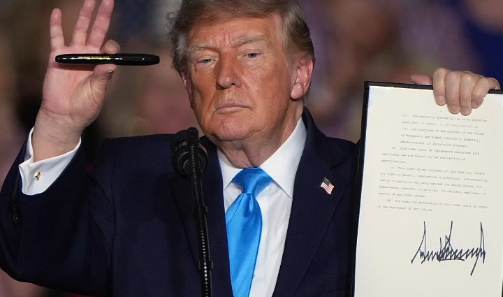 Trump lehtëson përkohësisht taksën për naftën në SHBA