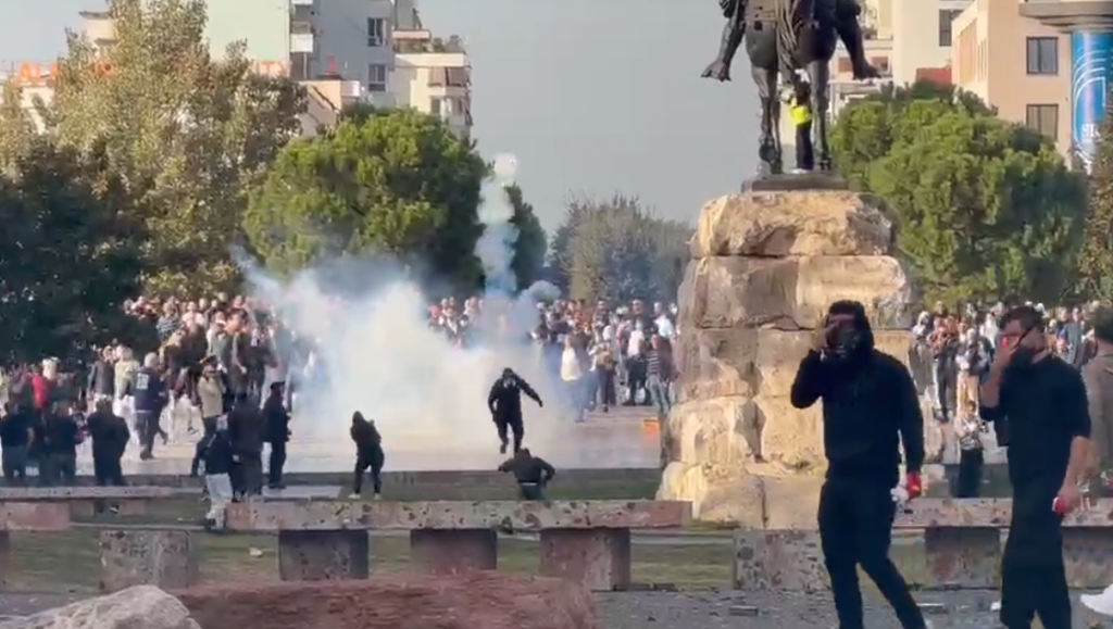 Protestuesit mblidhen te sheshi  Skënderbej   u hidhet gaz lotsjellës nga tarracat e ministrive  VIDEO 