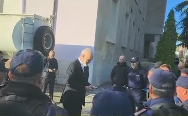 Rama me efektivët e policisë  Durim dhe vetëpërmbajtje me të rinjtë  forcë ndaj gurëhedhësve dhe zjarrvënësve