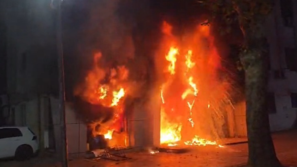 Tensionet në protestë  zjarr te Gjykata e Lartë  flakët përfshijnë edhe 2 automjete  VIDEO 