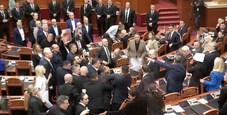 Përplasjet në Kuvend  Sekretariati i Etikës shqyrton sot kërkesën e PS për përjashtimin e 20 deputetëve demokratë