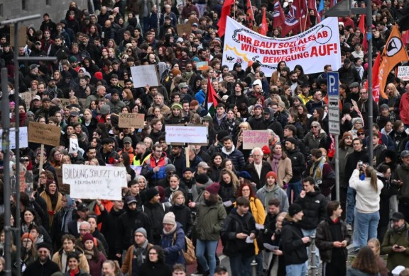 Mijëra të rinj protestojnë në Gjermani kundër qeverisë Merz  Koha për rezistencë
