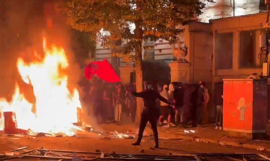Vijojnë tensionet në Rrugën e Durrësit  protestuesit ndezin zjarre në mes të rrugës  VIDEO 