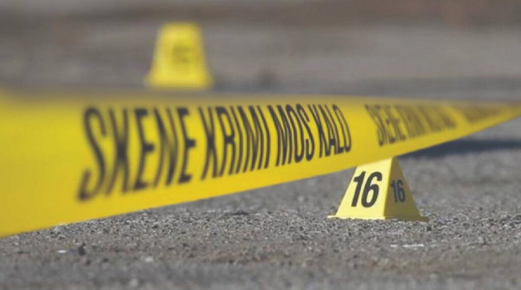 Plagosi me thikë 19 vjeçarin në Korçë  arrestohet 23 vjeçari  Kishte thyer arrestin shtëpiak  iu gjet edhe drogë