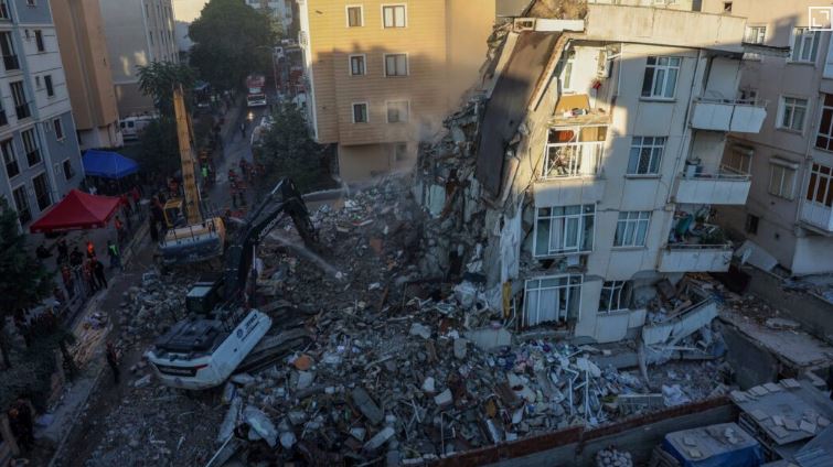 Shkon në 5 numri i viktimave nga shembja e ndërtesës 7 katëshe në Stamboll