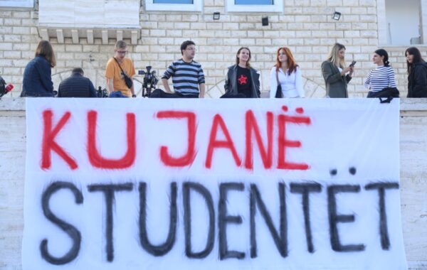 Pse po dështon skema e kredisë studentore në Shqipëri?