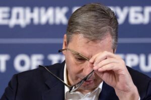 Përse Vuçiqit i duhen shqiptarët armiq,