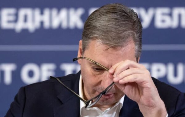 Përse Vuçiqit i duhen shqiptarët armiq,