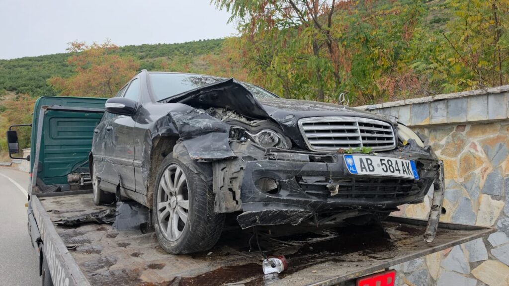 Aksident në aksin Pogradec Lin  përplasen dy automjete  Një i lënduar  VIDEO 