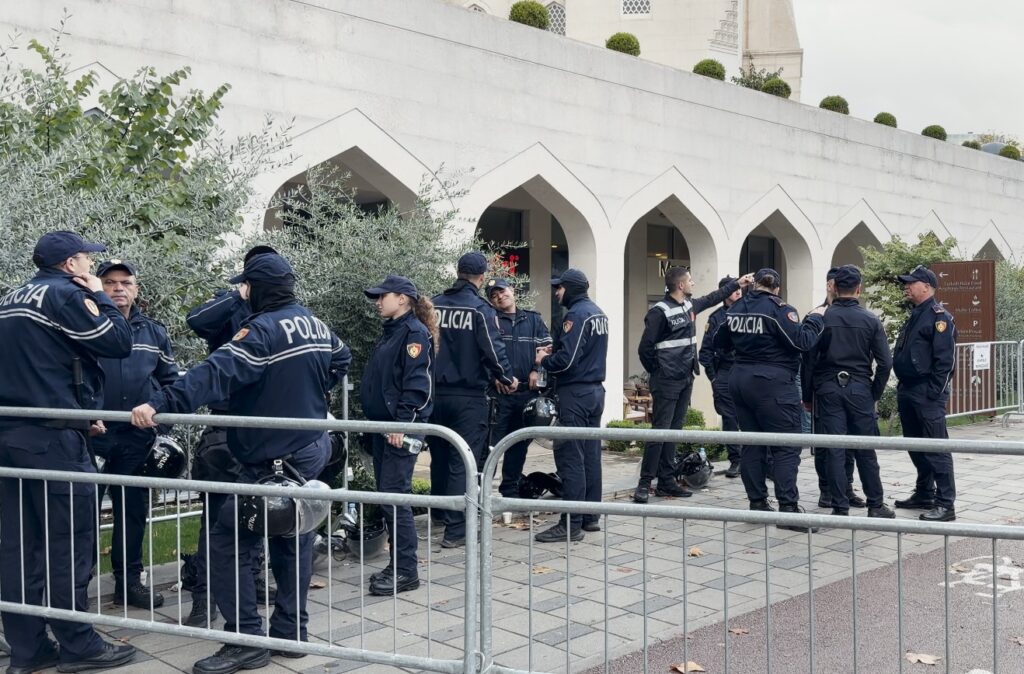 1 mijë efektivë  2 makina ujëhedhëse dhe forcat FNSH e  Shqiponjat  para Parlamentit për protestën studentore