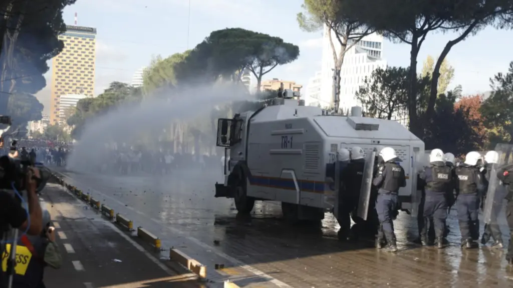 Protestuesit sulmojnë efektivët  institucionet dhe bizneset në Tiranë  Reagon Policia e Shtetit
