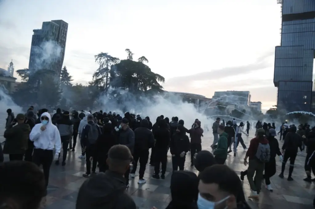 Protesta e dhunshme në Tiranë  23 të arrestuar dhe 30 të shpallur në kërkim
