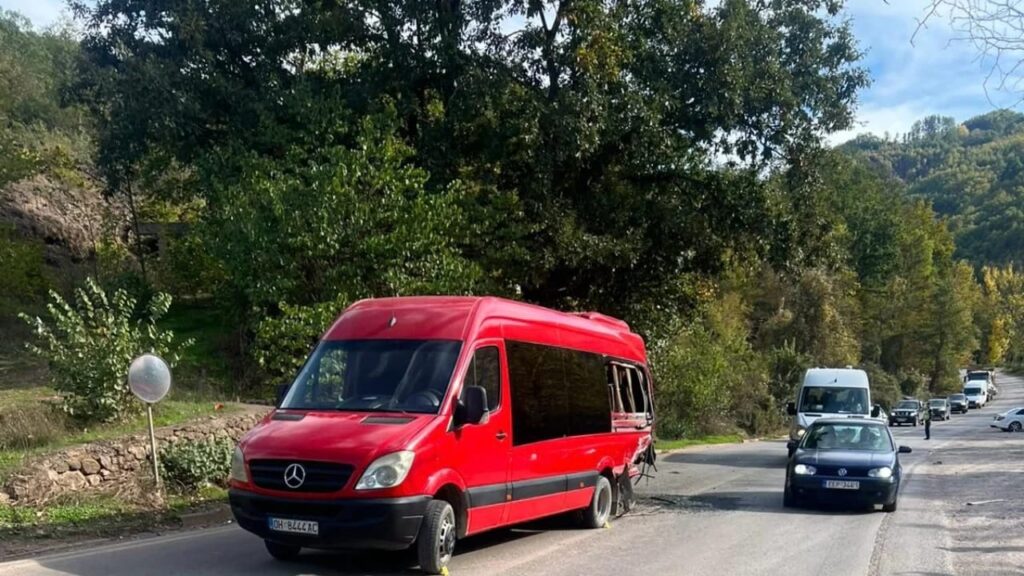 Përplasen 4 automjete në aksin Librazhd Përrenjas  plagosen 3 persona