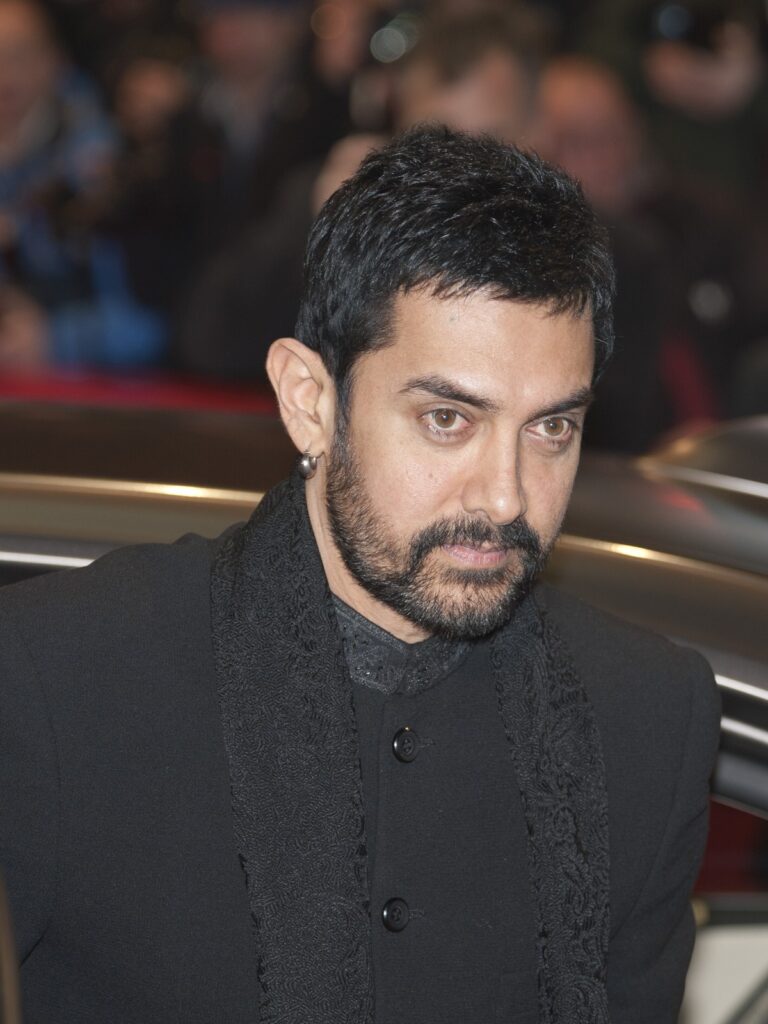 Aamir Khan përlotet në Festivalin e Singaporit  merr çmimin Screen Icon dhe zbulon se skenari i vazhdimit të «3 Idiots» po shkruhet