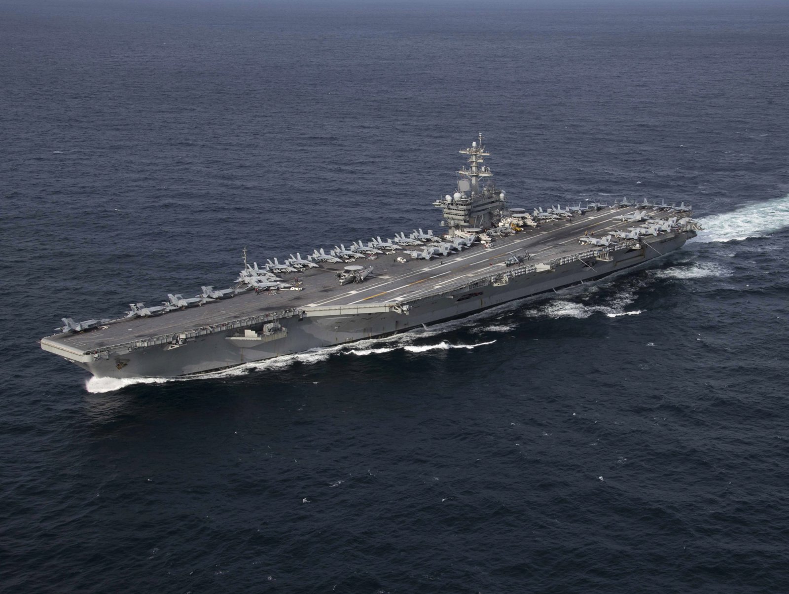 Aeroplanmbajtësja amerikane USS Abraham Lincoln
