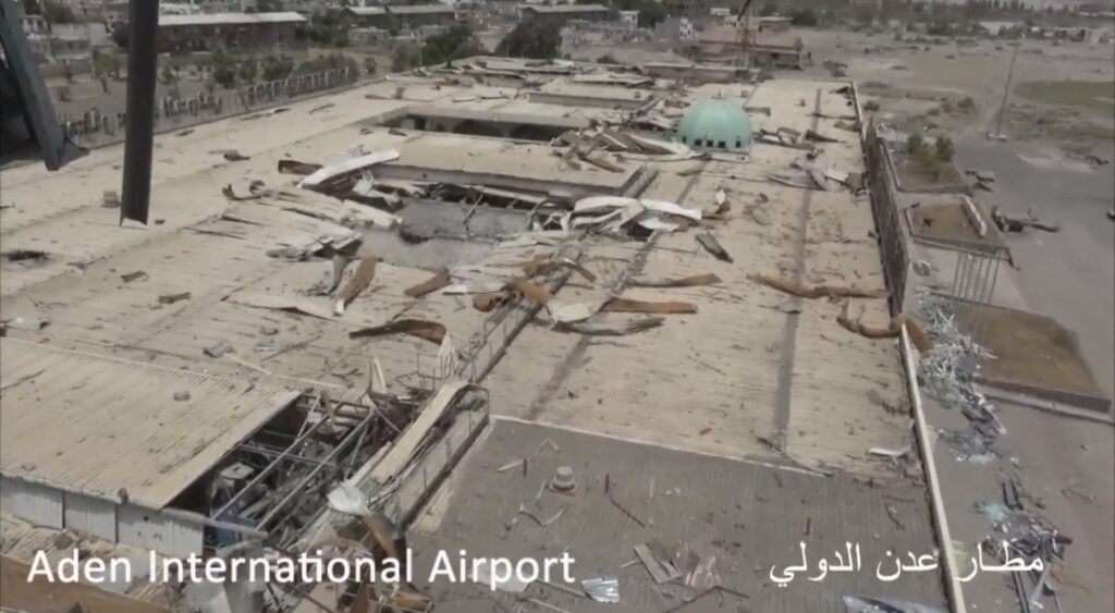 Dy shpërthime të fuqishme tronditin qytetin portual Aden në Jemenin jugor  pranë aeroportit ndërkombëtar
